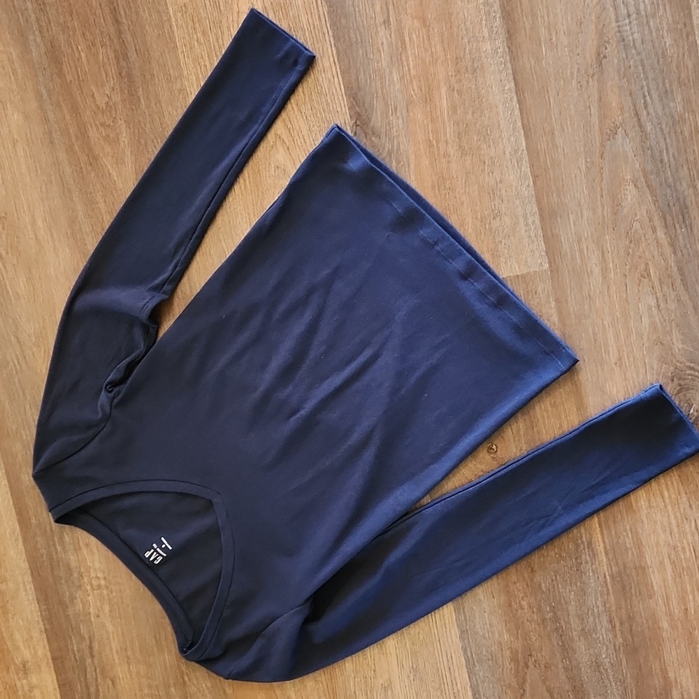 Gap V-Neck Long Sleeve Tee